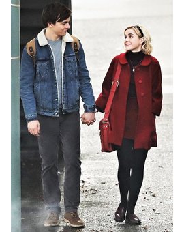 Kiernan Shipka y Ross Lynch como Sabrina y Harvey en la serie The Chilling Adventures of Sabrina