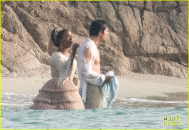 Fotos de Jonah-Hauer-King y Noma Dumezweni en el rodaje de la sirenita