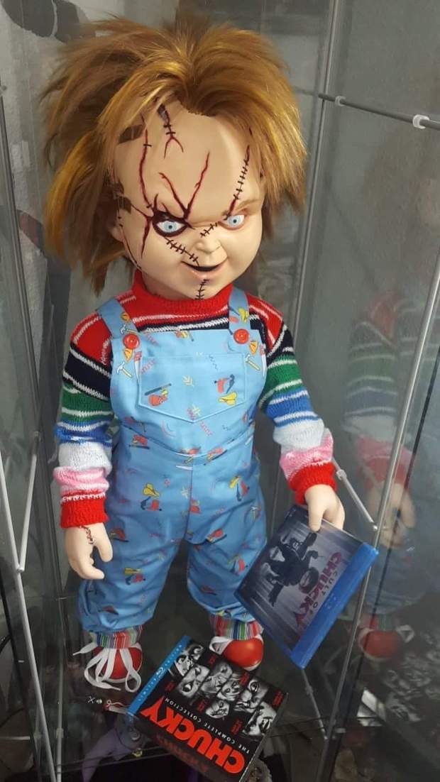 Mi Chucky a tamaño real con su coleccion en bbluray