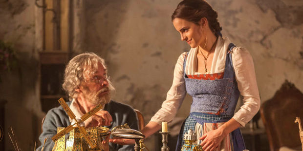 Primer clip de la pelicula con Emma Watson cantando.