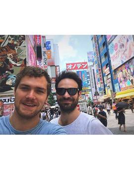 Casualmente, Charlie Cox y Finn Jones están en Japón, donde se rodarán unas escenas de Avengers 4...