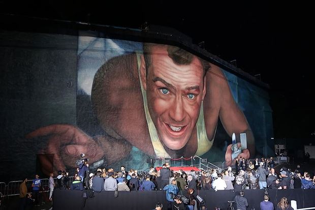 Bruce Willis celebra el 25 aniversario de La Jungla de Cristal inaugurando un gigantesco mural en los estudios de Fox en Los Ángeles
