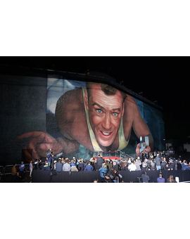 Bruce Willis celebra el 25 aniversario de La Jungla de Cristal inaugurando un gigantesco mural en los estudios de Fox en Los Ángeles