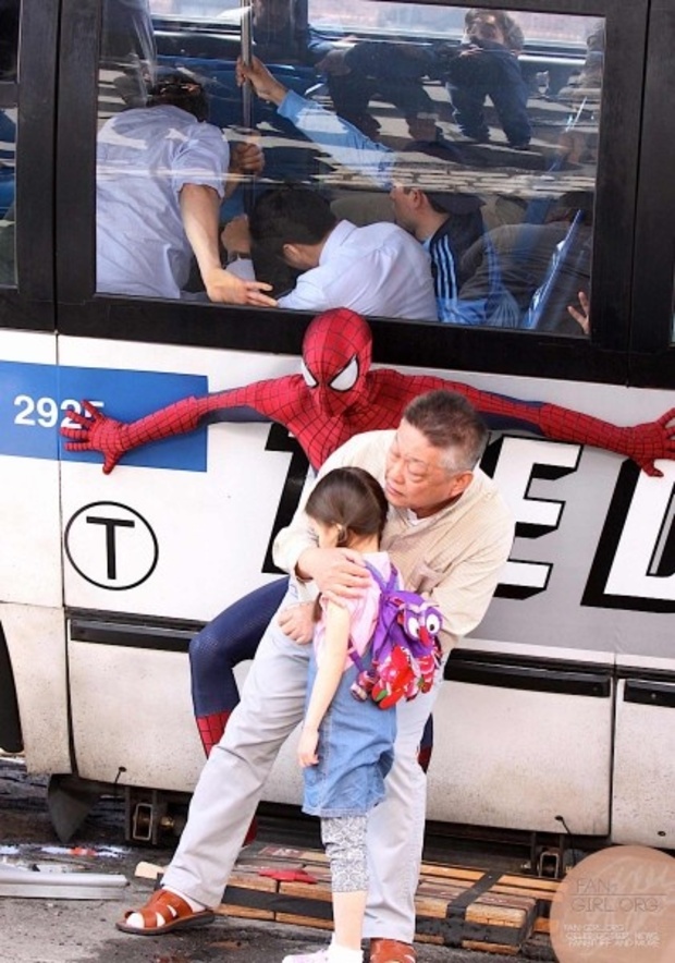 Spidey sujeta un autobús + Nuevas imágenes de Rhino