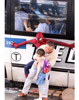 Spidey sujeta un autobús + Nuevas imágenes de Rhino
