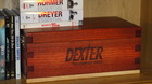 Dexter-caja-de-muestras-en-la-estanteria-c_s