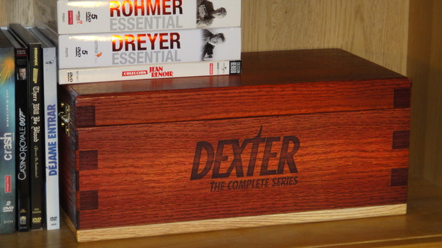 Dexter - Caja de muestras en la estantería