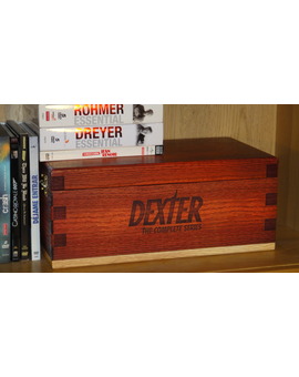 Dexter - Caja de muestras en la estantería