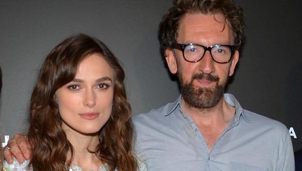 John Carney le pide perdón a Keira Knightley