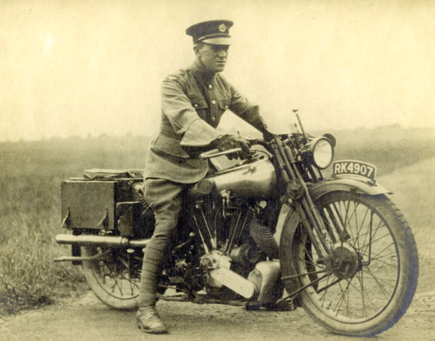 Lawrence de Arabia y la Brough Superior en la que se mató. Fotos para la historia