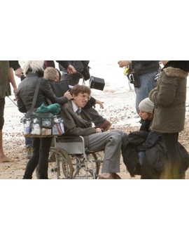 PRIMERAS IMAGENES:  Eddie Redmayne, irreconocible como Stephen Hawking en el rodaje de 'Theory of Everything'