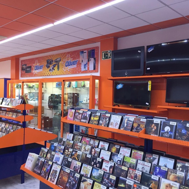 Compritas y vista al Videoclub Oliver