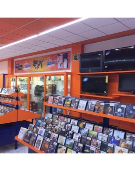 Compritas y vista al Videoclub Oliver