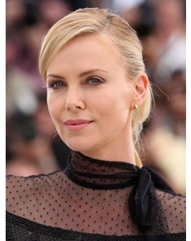 Hoy cumple años mi diosa Charlize Theron , vuestra peli favorita?