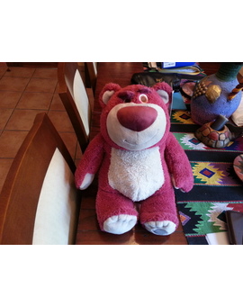 La Réplica Exacta A Tamaño Real Del Muñeco De Peluche Villano Lotso, El Oso Abracitos De La Película De Walt Disney Pixar Toy Story 3 Parte Frontal Con Aroma A Fresas