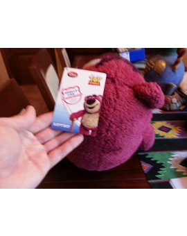 La Réplica Exacta A Tamaño Real Del Muñeco De Peluche Villano Lotso, El Oso Abracitos De La Película De Walt Disney Pixar Toy Story 3 Parte Trasera Con Aroma A Fresas