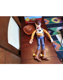 La Réplica Exacta A Tamaño Real Del Muñeco Vaquero Sheriff Woody De Toy Story Parte Trasera