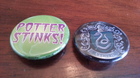 Replicas-o-casi-replicas-de-las-insignias-de-potter-stinks-potter-apesta-de-la-pelicula-de-harry-potter-y-el-caliz-de-fuego-y-la-insignia-de-la-casa-de-hogwarts-de-slytherin-de-la-saga-en-general-de-harry-potter-c_s