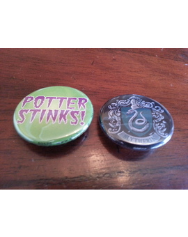 Réplicas O Casi Réplicas De Las Insignias De Potter Stinks! (¡Potter Apesta!) De La Película De Harry Potter Y El Cáliz De Fuego y La Insignia De La Casa De Hogwarts De Slytherin De La Saga En General De Harry Potter