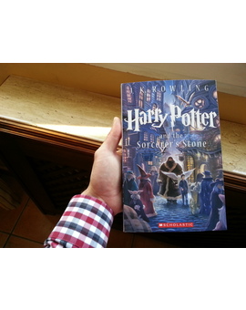 El libro novela de Harry Potter y la piedra filosofal De J.K.Rowling Edición Especial del año 2013 estadounidense americana