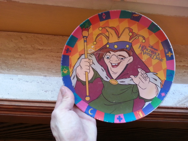 Plato de la película de Walt Disney de El jorobado de Notre Dame de Quasimodo