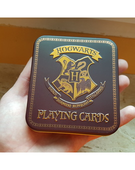 Baraja de cartas en caja metálica de Hogwarts de Harry Potter