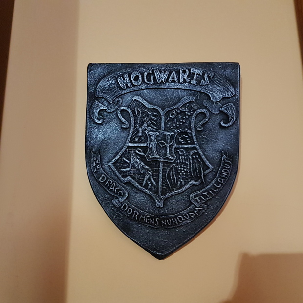 El escudo del colegio Hogwarts de magia y hechicería de Harry Potter