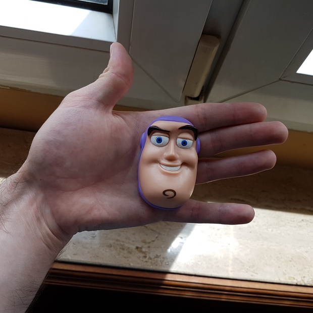 Imán en 3-D de la cabeza de Buzz Lightyear de la saga de Toy Story de Walt Disney Pixar