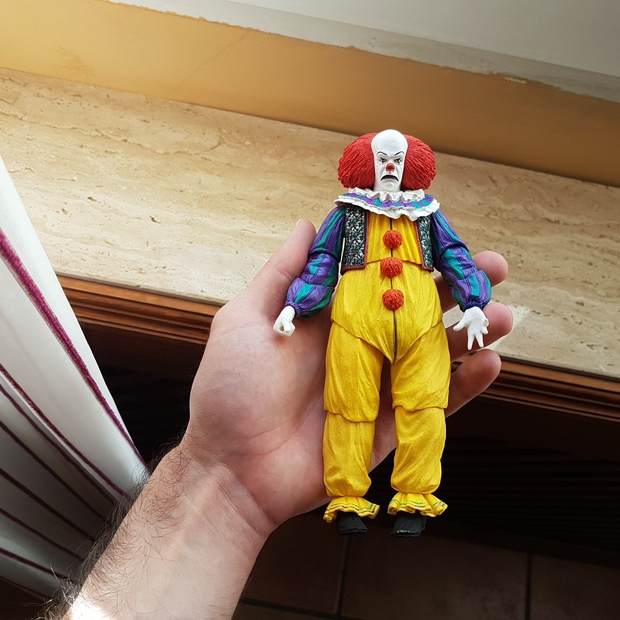 Figura Pennywise de IT (ESO) 1990 de Neca del año 2018 fuera de la caja