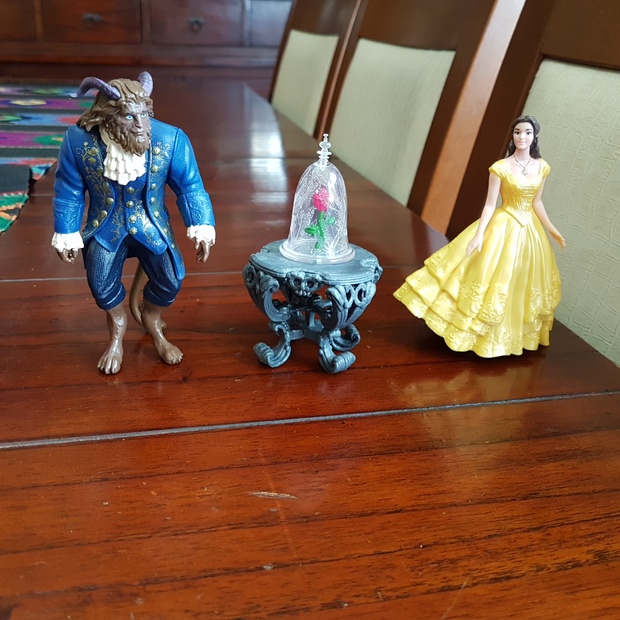 Escena de la rosa encantada de La Bella y la Bestia de Walt Disney del año 2017