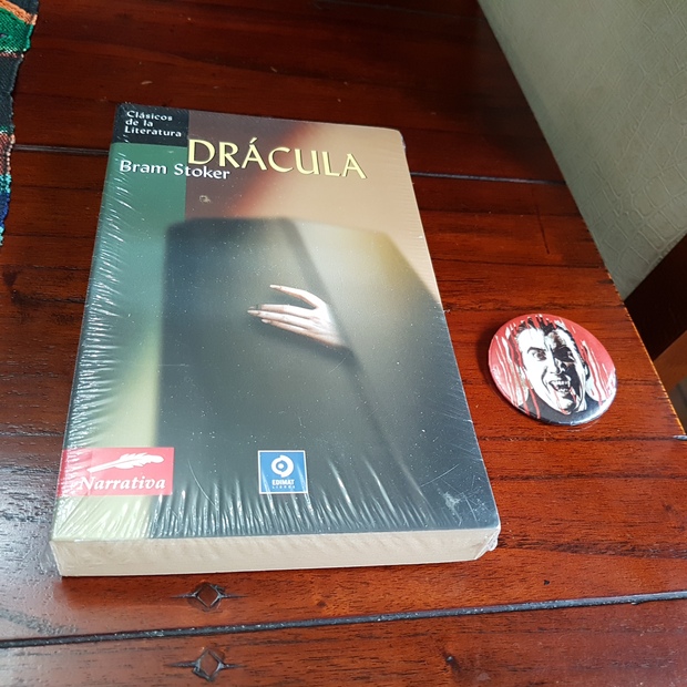 Libro y chapa de Drácula