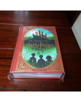Libro Harry Potter y la piedra filosofal de J.K.Rowling de MinaLima