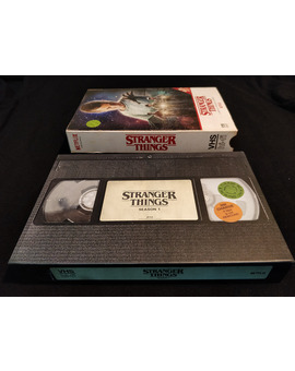 Stranger Things: Season 1 Collector's Edition (4K/UHD + Blu-Ray - USA) - Foto 03