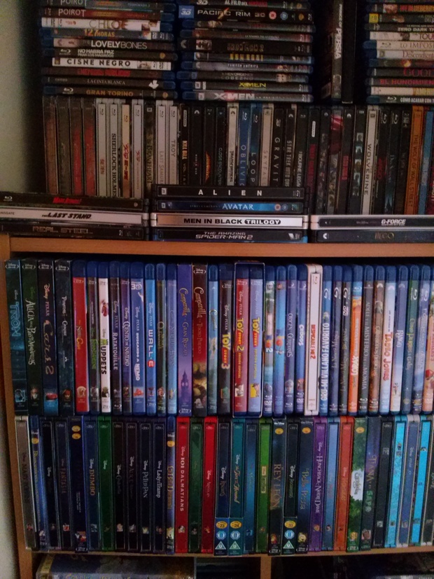 Los steelbooks en sus baldas un poco arqueadas