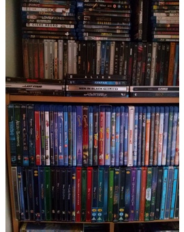 Los steelbooks en sus baldas un poco arqueadas