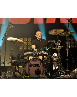 Hoy tambien murió John Bradbury , batería de The Specials