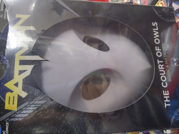 Mascara Batman Ouls encontrada en libreria con libro