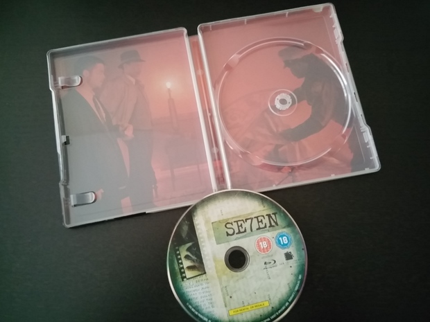 Seven steelbook interior