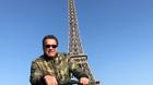 Arnold-recibe-ls-legion-de-honor-y-se-entrena-por-las-calles-de-paris-c_s