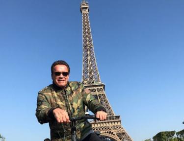 Arnold recibe la Legion de Honor y se entrena por las calles de Paris.