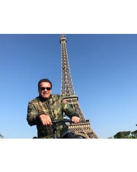Arnold recibe la Legion de Honor y se entrena por las calles de Paris.