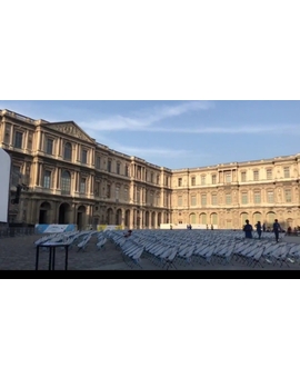 Hoy cine gratis en el exterior del museo del Louvre