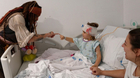 Johny-depp-vuelve-a-visitar-a-los-ninos-hospitalizados-en-madrid-c_s