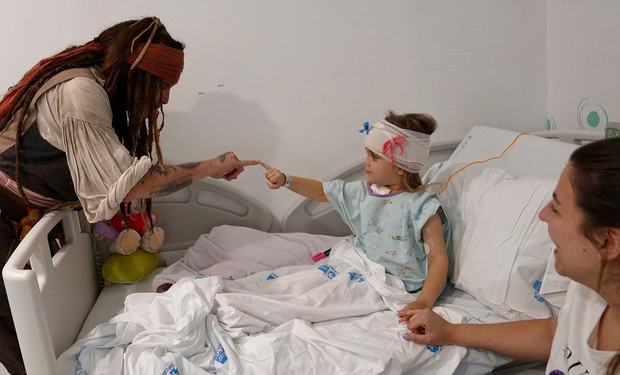 Johny Depp vuelve a visitar a los niños hospitalizados en Madrid