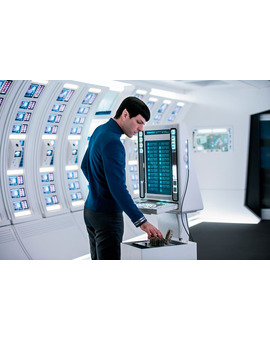 Spock, analizando algo, en una nueva imagen de Star Trek Beyond (Más Allá)