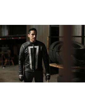 Anuncio de Agents Of SHIELD con el coche del Ghost Rider en acción