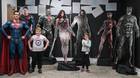 Henry-cavill-posando-con-unos-ninos-de-la-fundacion-make-a-wish-y-con-arte-promocional-de-la-liga-de-la-justicia-c_s