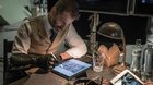 Zack-snyder-con-unos-bocetos-de-la-liga-de-la-justicia-con-un-tio-con-parche-y-espadas-c_s