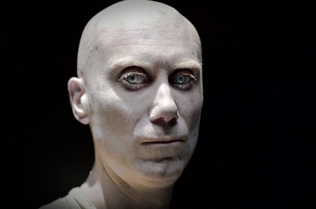 Stephen Merchant en LOGAN