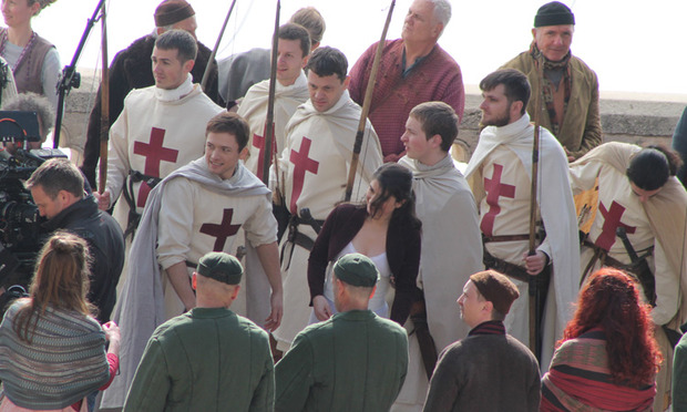 Primeras imágenes del rodaje de Robin Hood: Origins con Taron Egerton  en Duvronik